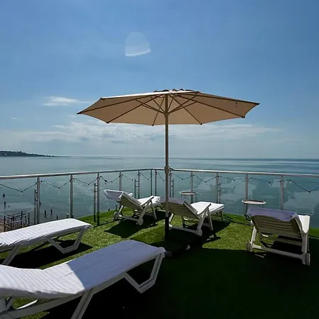 у моря Chester Hotel
